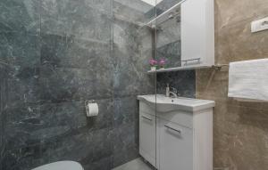 uma casa de banho com um lavatório, um WC e um espelho. em Roberto rooms em Porec