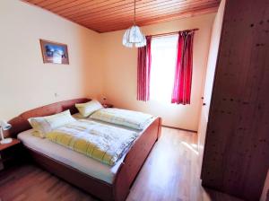 En eller flere senge i et værelse på HERRNMÜHLE - Pension & Ferienwohnungen