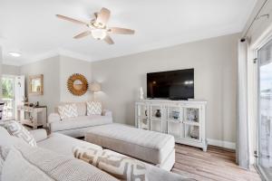 Μια τηλεόραση ή/και κέντρο ψυχαγωγίας στο Sandpiper Cove 4114