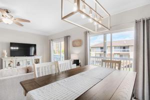 Μια τηλεόραση ή/και κέντρο ψυχαγωγίας στο Sandpiper Cove 4114
