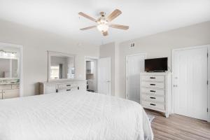 Μια τηλεόραση ή/και κέντρο ψυχαγωγίας στο Sandpiper Cove 4114