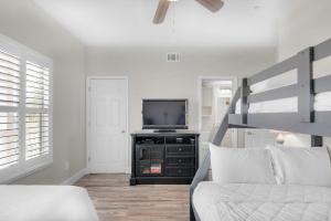 Μια τηλεόραση ή/και κέντρο ψυχαγωγίας στο Sandpiper Cove 4114