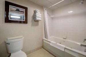 Comfort Inn Humboldt Bay - Eureka في أوريكا: حمام ابيض مع مرحاض وحوض استحمام