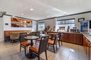 Comfort Inn Humboldt Bay - Eureka في أوريكا: مطعم بطاولات وكراسي وبار