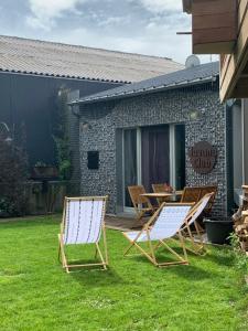 2 chaises et une table dans la cour dans l'établissement Dailly Chalet, à Couvin