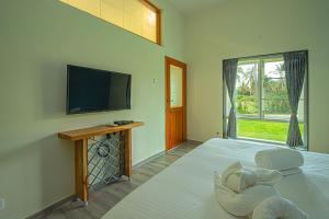 A television and/or entertainment centre at The Croft Resort - Premium Farm Stay
