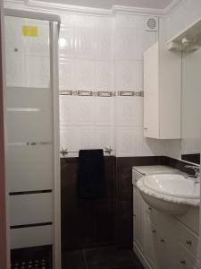 ein Badezimmer mit einem Waschbecken, einem WC und einem Spiegel in der Unterkunft Precioso apartamento en Santander cerca de todo in Santander