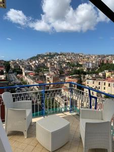 d'un balcon avec des chaises et une vue sur la ville. dans l'établissement Di Palma Suite Museum, à Naples
