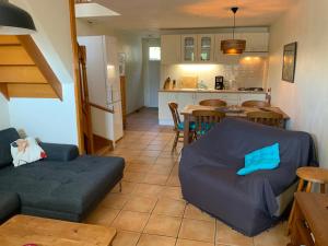 a living room with a couch and a kitchen at La Perdrix in Argelès-sur-Mer