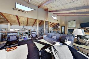 ein großes Wohnzimmer mit einem Sofa und Stühlen in der Unterkunft Fairview Grande in Bodega Bay
