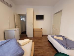 Postel nebo postele na pokoji v ubytování VilLa AdeLe