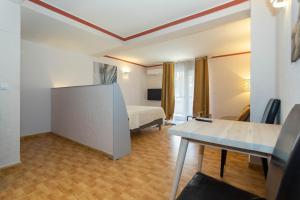 トレビエハにあるUnique Hotel Apartmentsのベッドとテーブルが備わる部屋