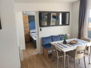 塞尔瑟Luxury Mobile Houses Adria的一间带桌子的用餐室和一间带床的房间