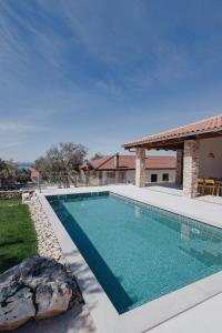 Πισίνα στο ή κοντά στο Villa Kadila with heated pool and sauna for family