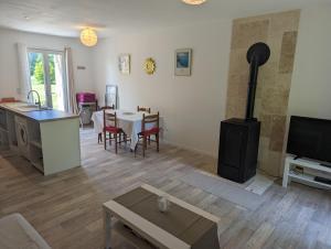 un soggiorno con cucina e un soggiorno con piano cottura. di Gîte de Maran 1 - Le Nid Douillet a Gaugeac