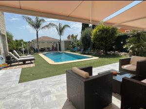 a backyard with a swimming pool and a house at Habitación con baño privado frente a la piscina, máximo 2 Personas, no es la casa completa in San Vicente del Raspeig