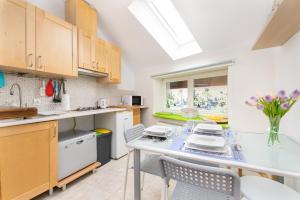 Virtuvė arba virtuvėlė apgyvendinimo įstaigoje Sopot Homey Apartment