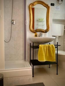 La salle de bains est pourvue d'un lavabo, d'une baignoire et d'un miroir. dans l'établissement Borgo Casinello, à Marina di Pisticci