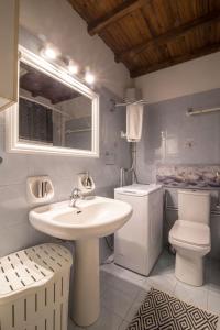 Ванная комната в Koukaki Traditional Apartment