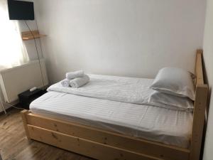 A bed or beds in a room at Casa Bogdan