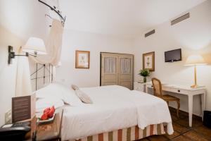 A bed or beds in a room at Palacio De Los Navas