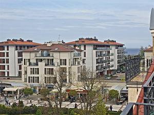 Vistas a una ciudad con edificios en el fondo en Baltic Home, en Świnoujście