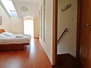 sypialnia z łóżkiem i otwartymi drzwiami w obiekcie Baltic Home w Świnoujściu