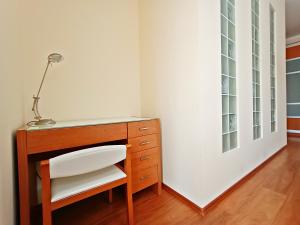 シフィノウイシチェにあるBaltic Homeのランプ付きのデスクが備わる客室です。