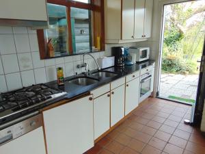 Kuchyň nebo kuchyňský kout v ubytování Polderhuis voor 8-10 personen aan zee + 39 fotografií