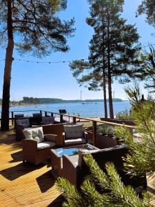 コトカにあるBeach Hotel Santalahtiのソファ付きのデッキから海の景色を望めます。