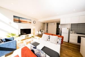 En sittgrupp på Superb 1 bed apartment in Syd CBD Darling Harbour