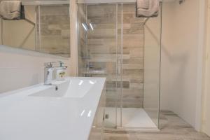 Un baño con lavabo y ducha en Panamanian Blue Sea View Flat, en La Herradura 26 fotos más
