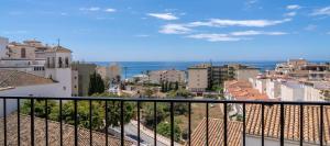 una vista de una ciudad desde un balcón en Panamanian Blue Sea View Flat, en La Herradura