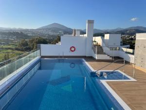 una piscina en la azotea de una casa en Brand new apartment with gym&rooftop pool., en Marbella