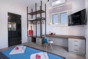 Postel nebo postele na pokoji v ubytování Luxury Villa Eva-Mari with jacuzzi, 50m from the beach