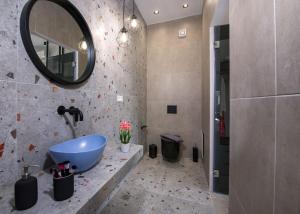 Koupelna v ubytování Luxury Villa Eva-Mari with jacuzzi, 50m from the beach