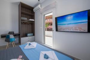 TV a/nebo společenská místnost v ubytování Luxury Villa Eva-Mari with jacuzzi, 50m from the beach