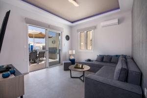 Posezení v ubytování Luxury Villa Eva-Mari with jacuzzi, 50m from the beach