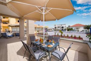 Balkón nebo terasa v ubytování Luxury Villa Eva-Mari with jacuzzi, 50m from the beach