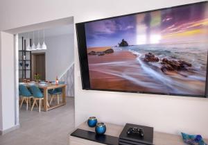 TV a/nebo společenská místnost v ubytování Luxury Villa Eva-Mari with jacuzzi, 50m from the beach