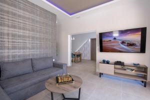 TV a/nebo společenská místnost v ubytování Luxury Villa Eva-Mari with jacuzzi, 50m from the beach