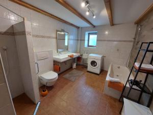 A bathroom at Ferienwohnung Neuheim