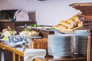 トレボンにあるpenzion Dvorceの皿、食品バスケットが入ったテーブル