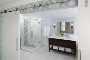 ein Badezimmer mit Glasdusche und Waschbecken in der Unterkunft The Graham Georgetown in Washington