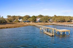 Photo de la galerie de l'établissement Dolphin Cove - Whole WATERFRONT House with Dock, à Ocean Isle Beach