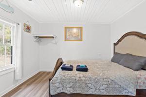 Кровать или кровати в номере Dolphin Cove - Whole WATERFRONT House with Dock