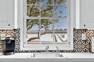 Φωτογραφία από το άλμπουμ του Dolphin Cove - Whole WATERFRONT House with Dock σε Ocean Isle Beach +51 φωτογραφίες
