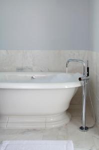 Ein Badezimmer in der Unterkunft The Graham Georgetown