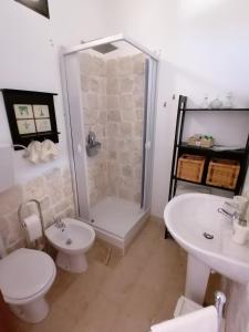 モンタッレグロにあるVilla Caterinaのバスルーム(シャワー、洗面台2台、トイレ付)