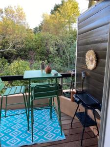 un tavolo e sedie seduti su una terrazza con vista di Superbe appartement avec Rooftop privé a Saint-Tropez